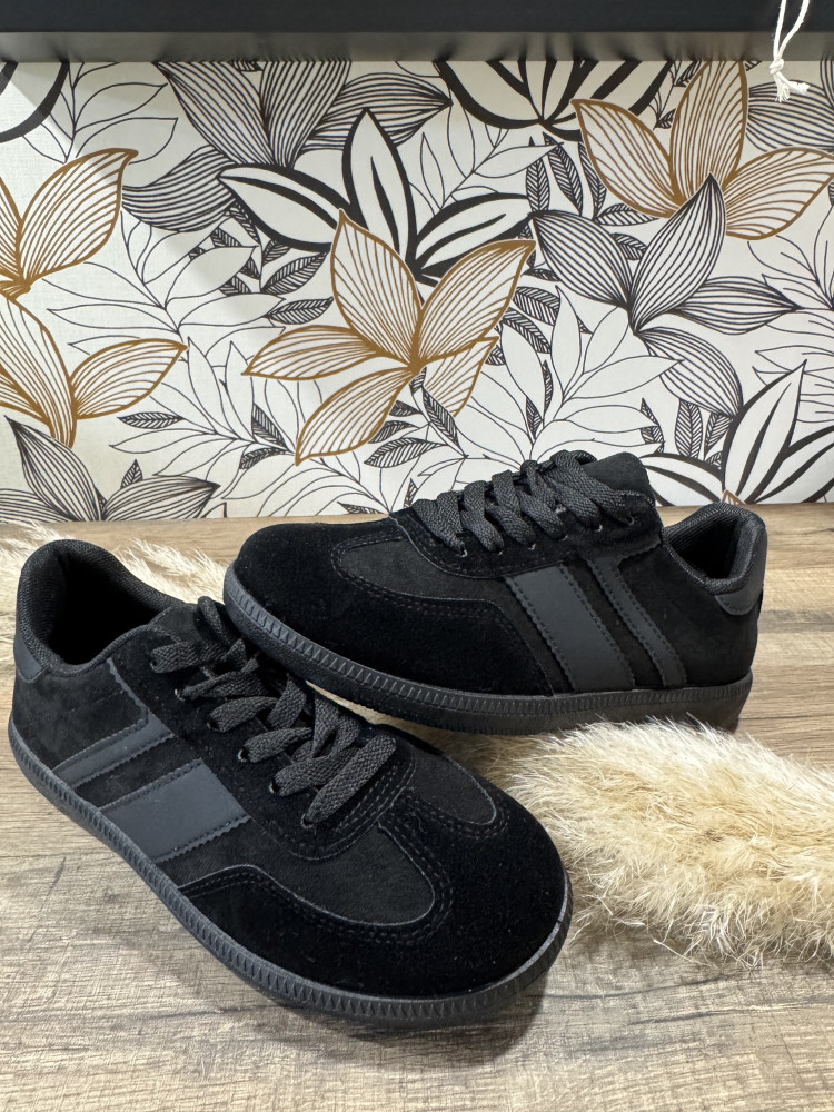 Sneakers Noires :)) 