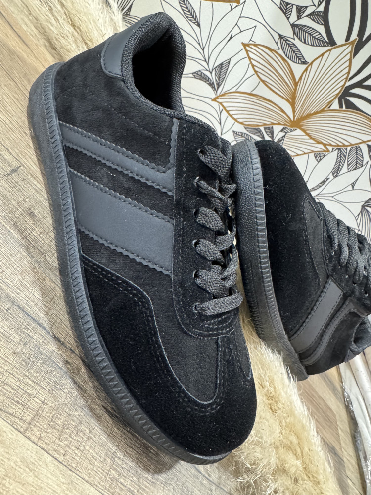 Sneakers Noires :)) 