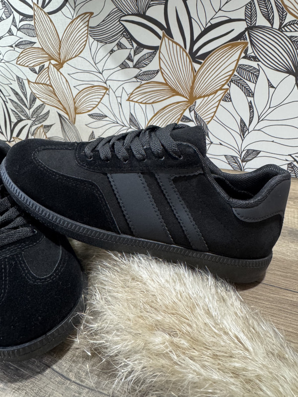 Sneakers Noires :)) 