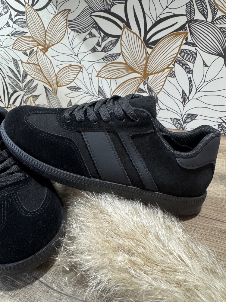 Sneakers Noires :)) 