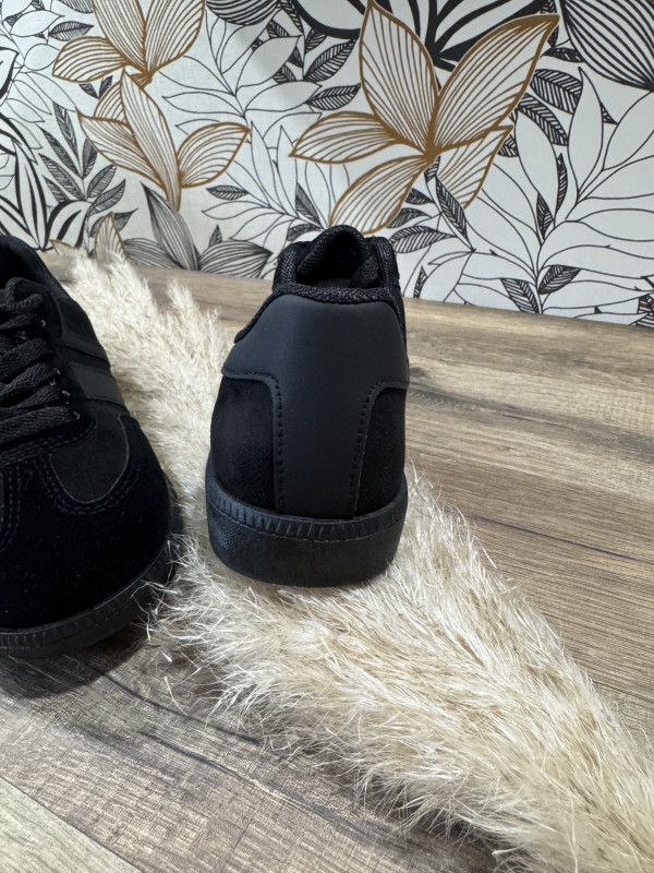 Sneakers Noires :)) 