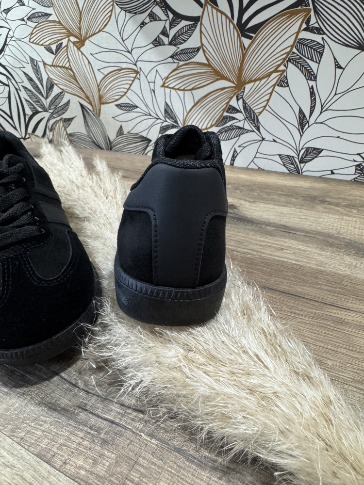 Sneakers Noires :)) 