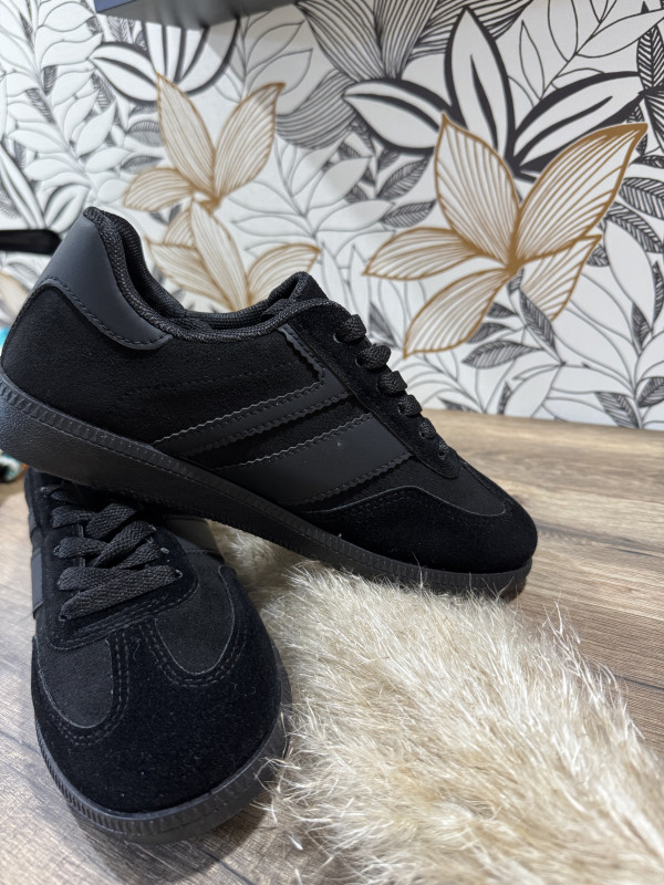 Sneakers Noires :)) 
