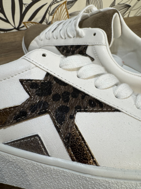 Sneakers Taupe et Léo :)) 