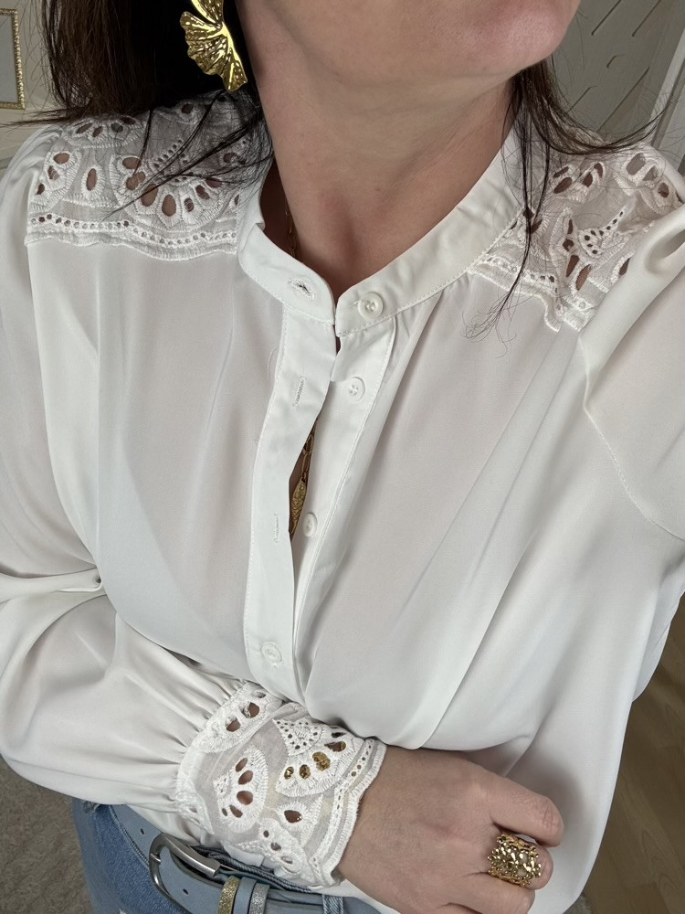 Chemise blanche dentelle :) 
