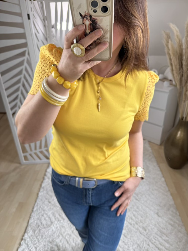 T shirt jaune manches dentelle fleurie:) 