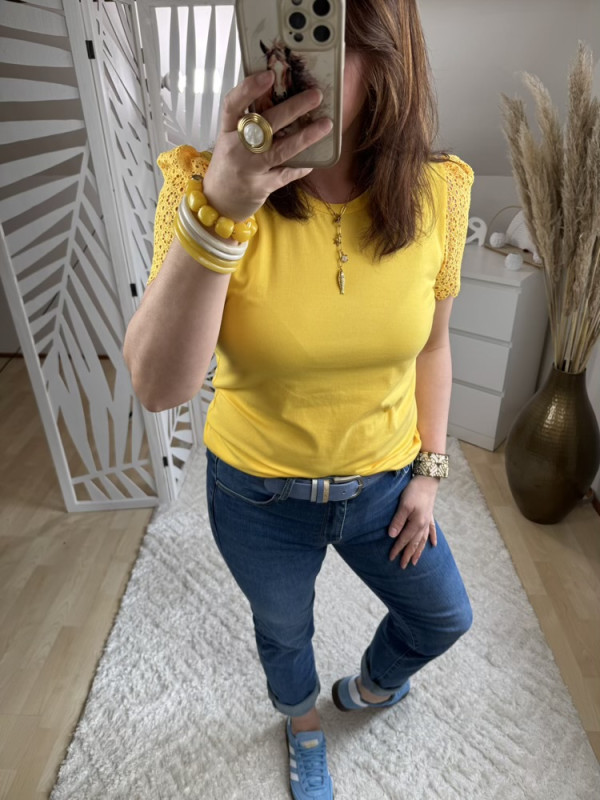 T shirt jaune manches dentelle fleurie:) 