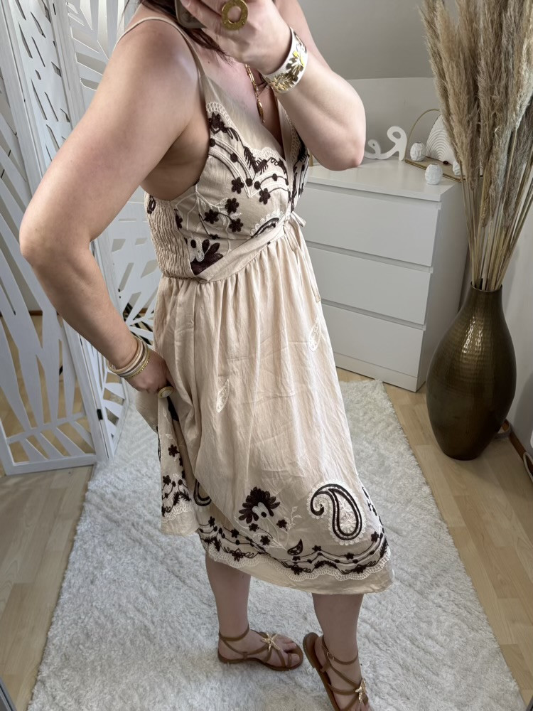 Robe courte brodée fines bretelles 