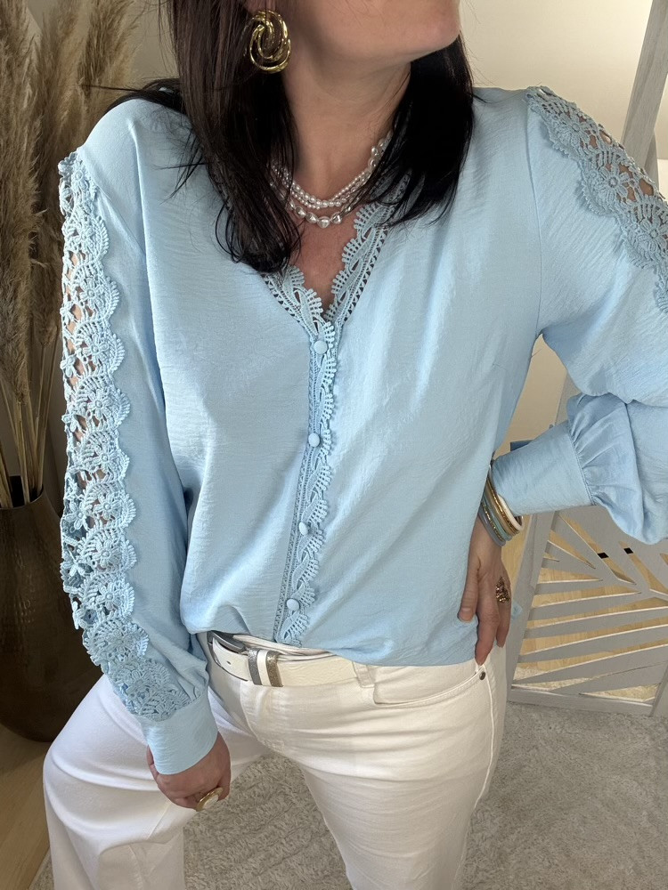 Chemise bleu ciel manches dentelle Justine :) 
