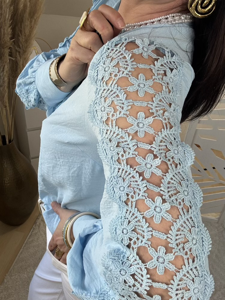 Chemise bleu ciel manches dentelle Justine :) 