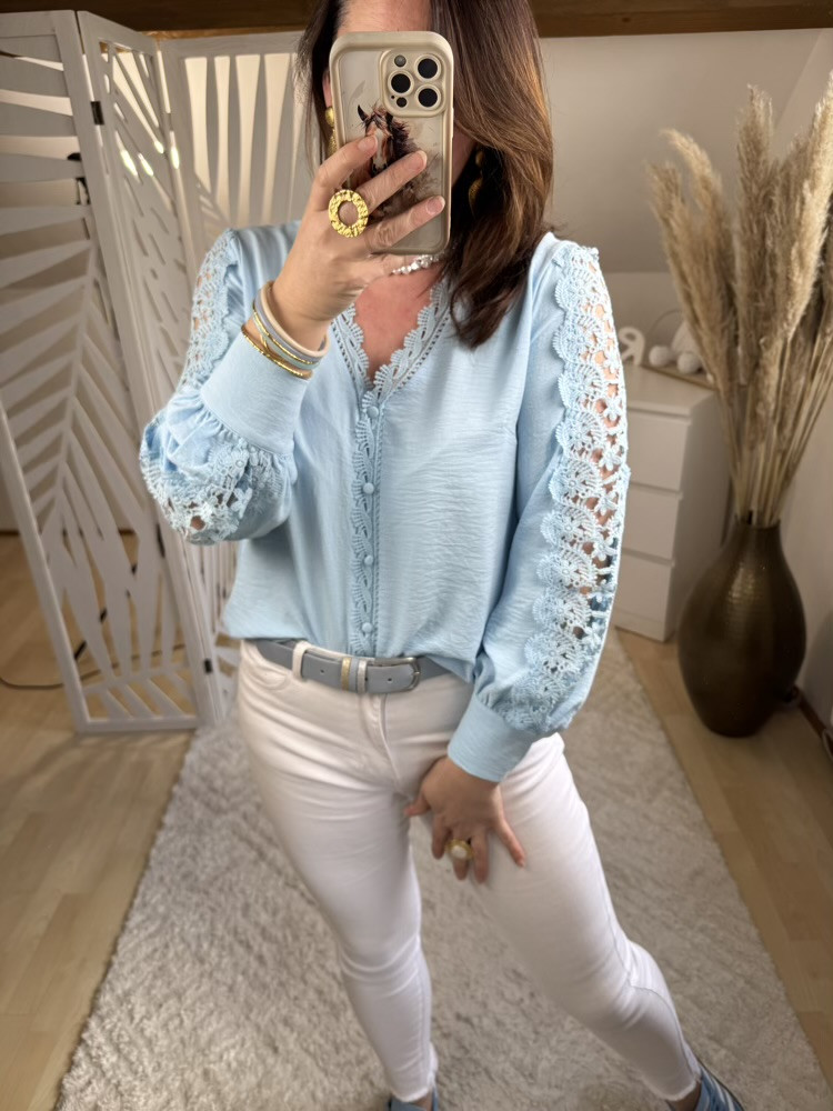 Chemise bleu ciel manches dentelle Justine :) 