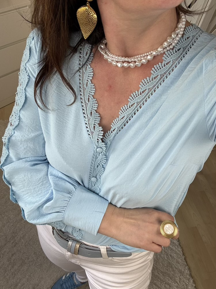 Chemise bleu ciel manches dentelle Justine :) 