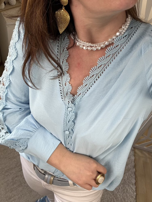 Chemise bleu ciel manches dentelle Justine :) 