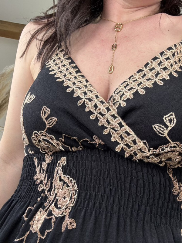 Robe longue brodée fines bretelles 
