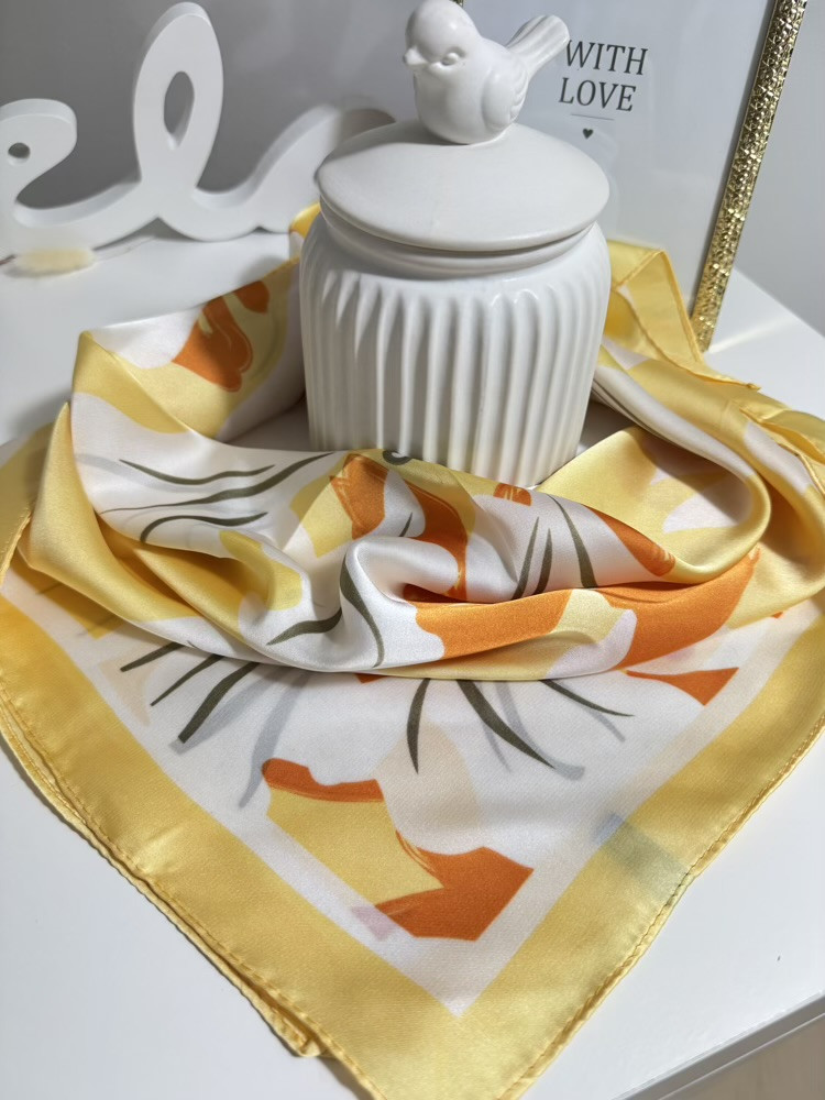 Foulard carré fleuri Rose,Bleu et Jaune 