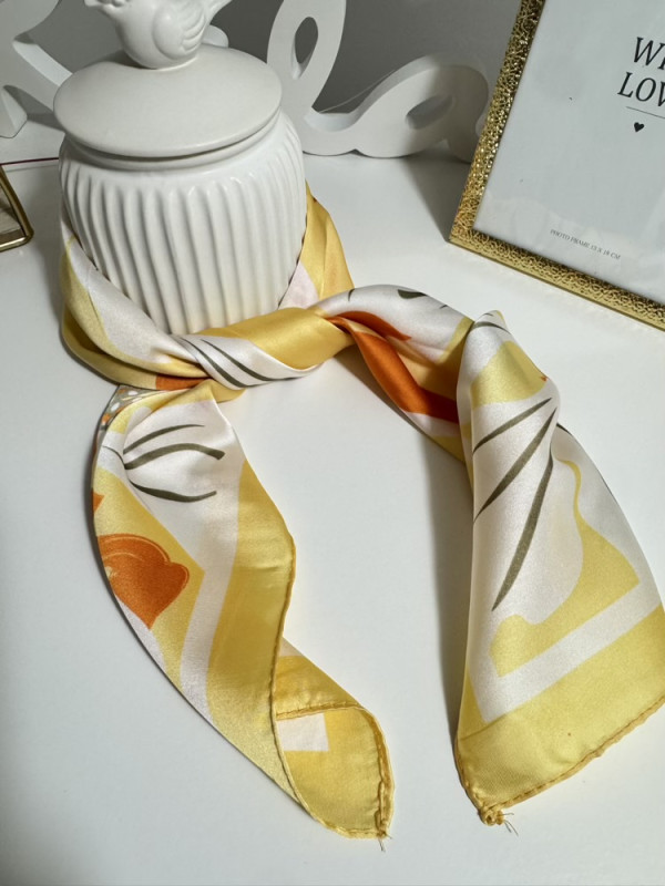 Foulard carré fleuri Rose,Bleu et Jaune 