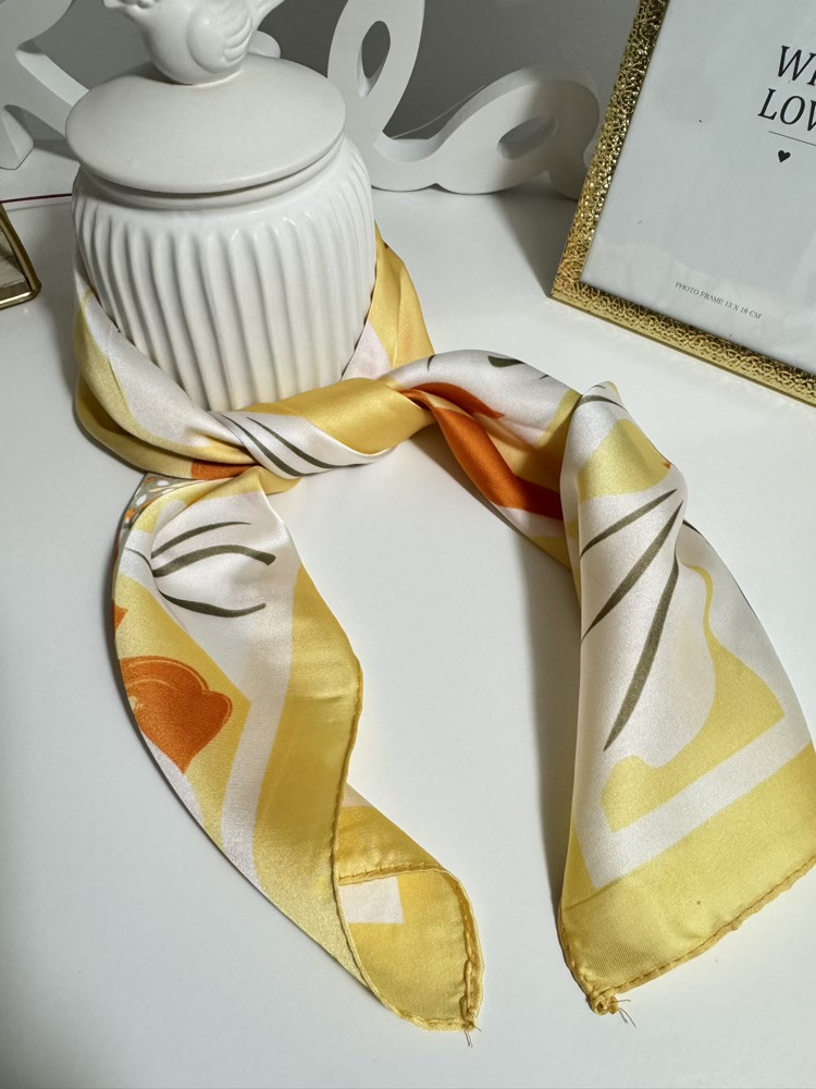 Foulard carré fleuri Rose,Bleu et Jaune 