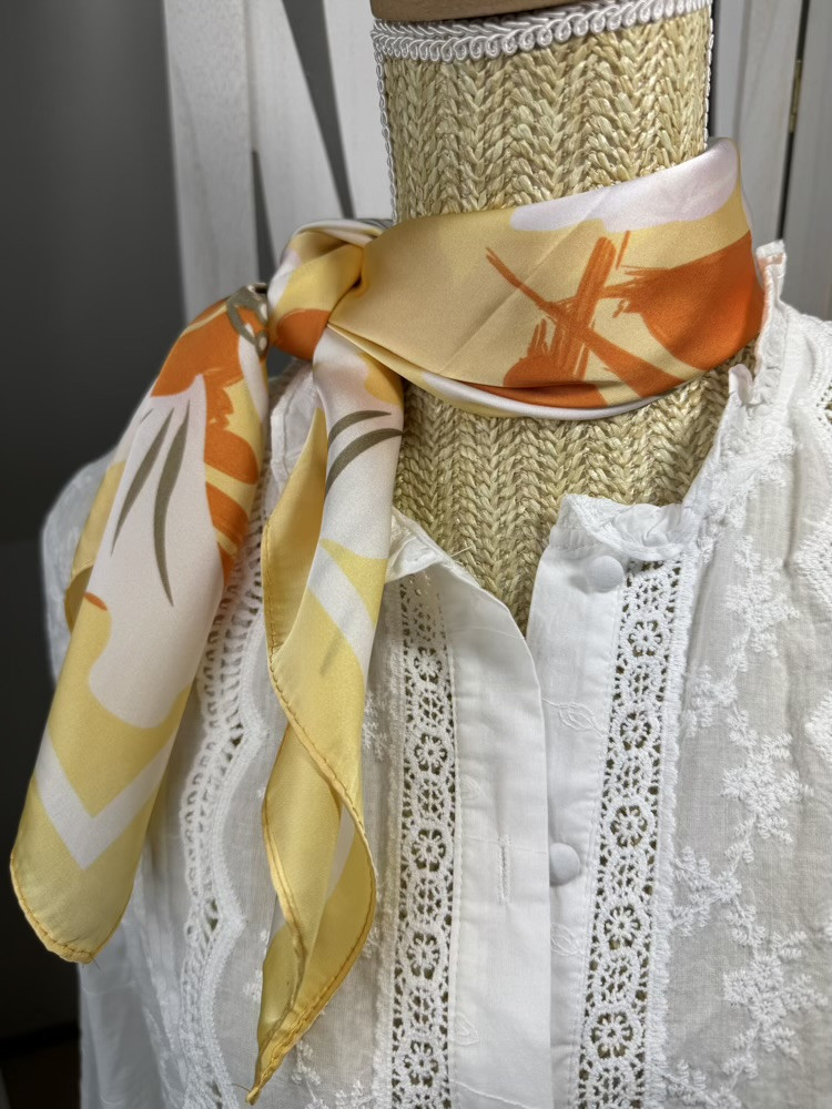 Foulard carré fleuri Rose,Bleu et Jaune 