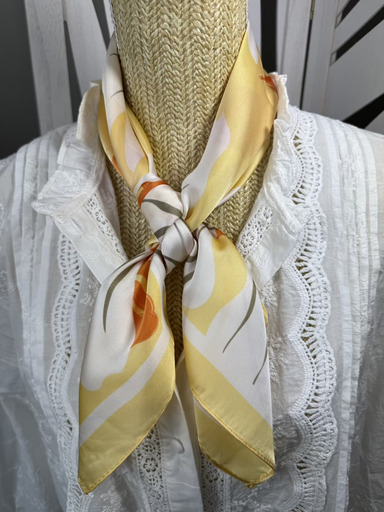 Foulard carré fleuri Rose,Bleu et Jaune 
