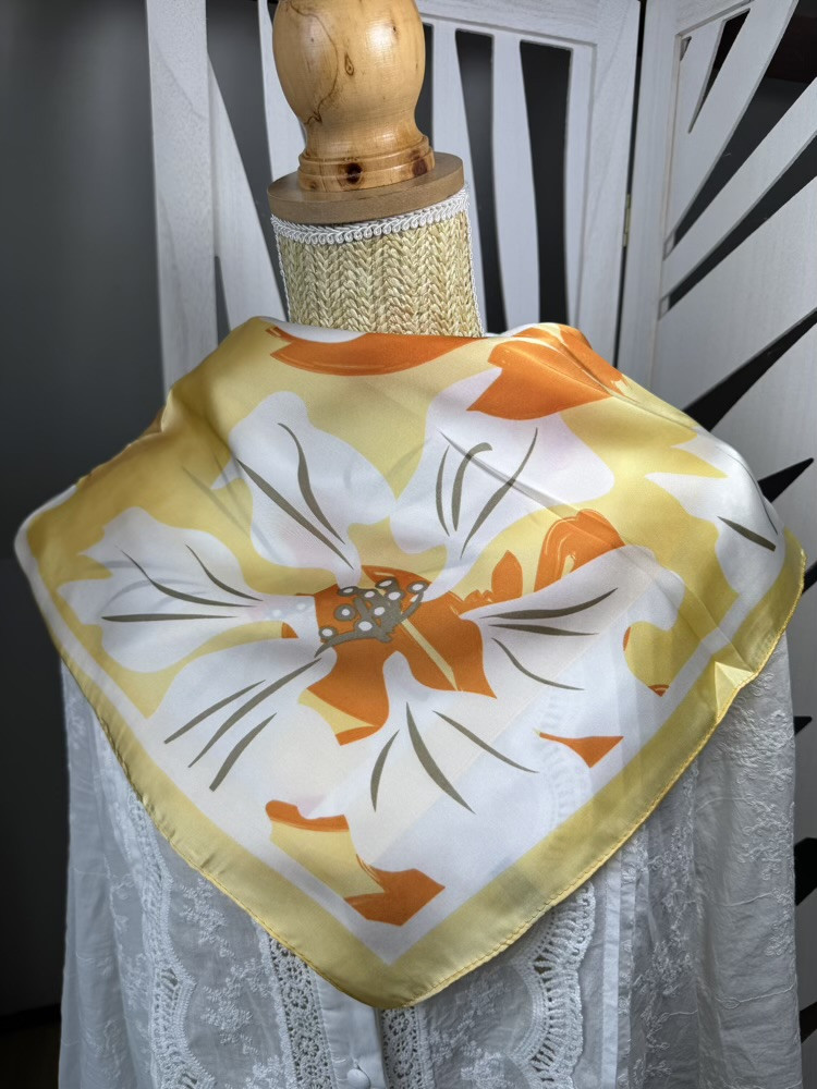 Foulard carré fleuri Rose,Bleu et Jaune 