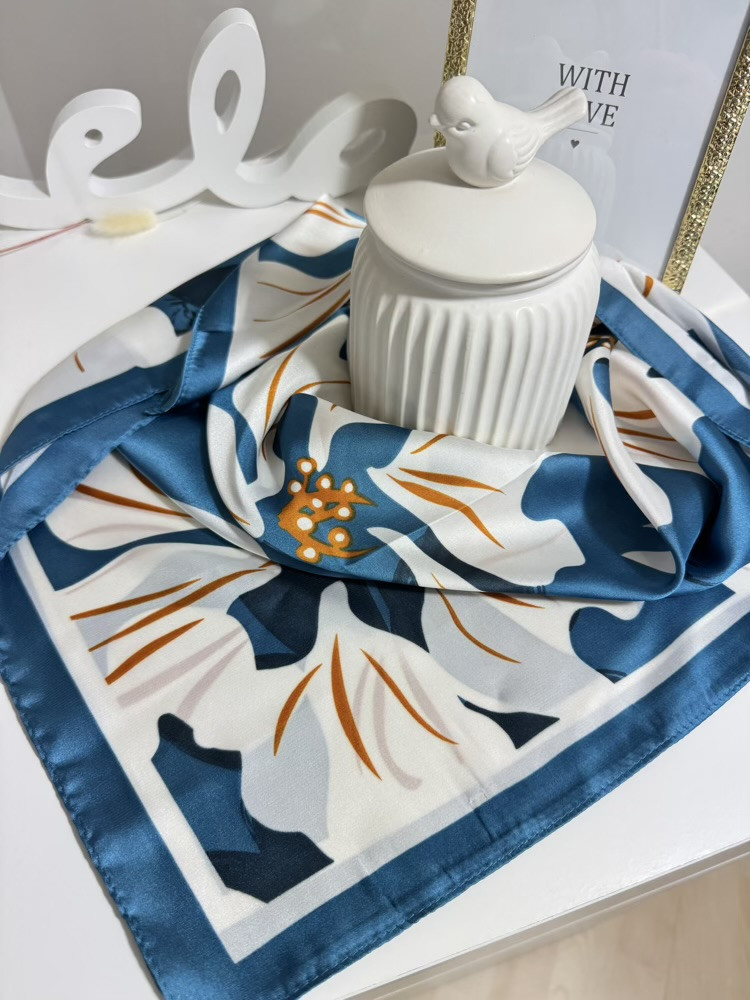 Foulard carré fleuri Rose,Bleu et Jaune 