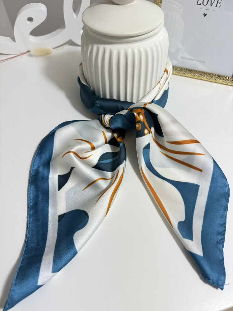 Foulard carré fleuri Rose,Bleu et Jaune 