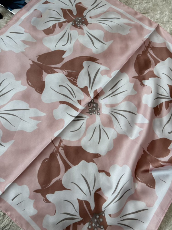 Foulard carré fleuri Rose,Bleu et Jaune 