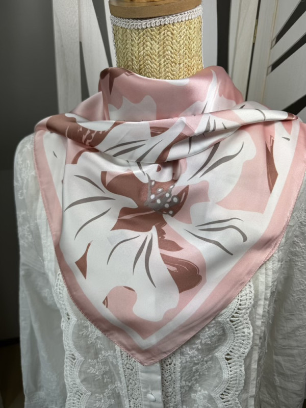 Foulard carré fleuri Rose,Bleu et Jaune 