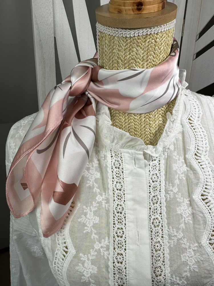 Foulard carré fleuri Rose,Bleu et Jaune 