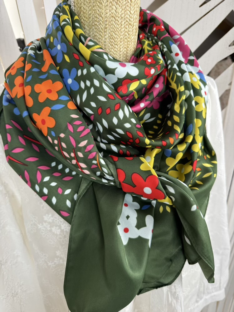 Foulard vert d’eau ou kaki carré 130*130 