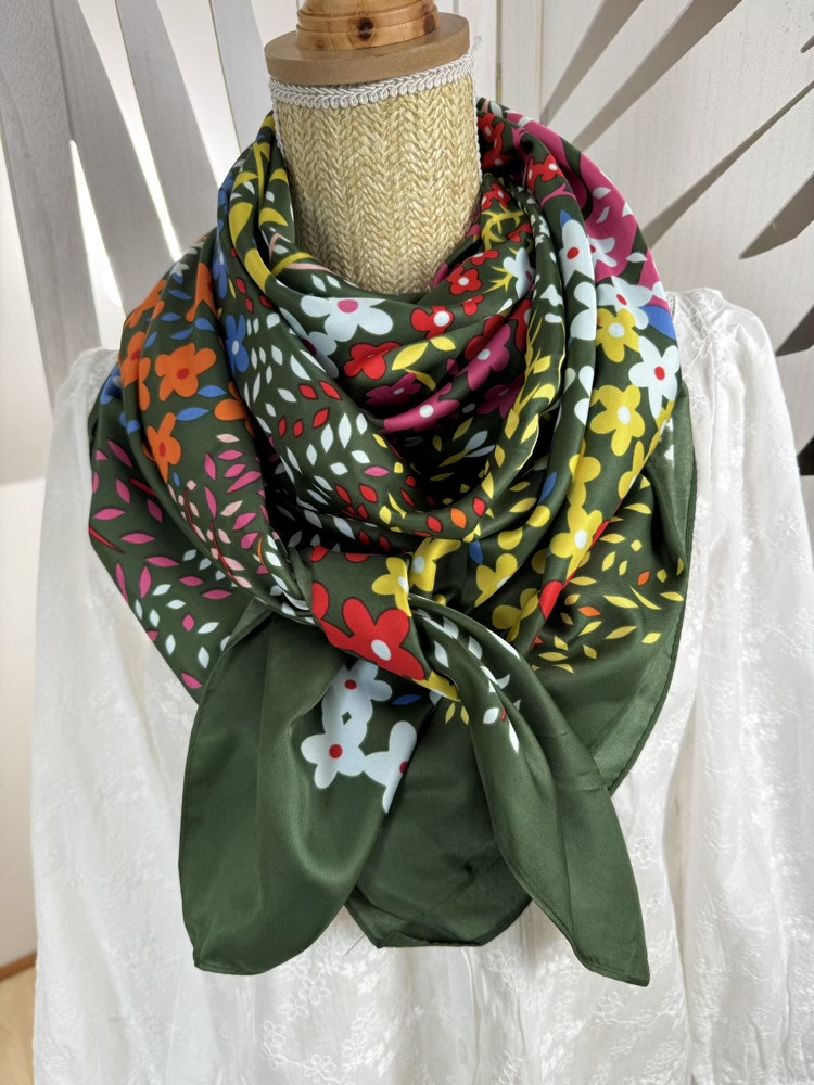 Foulard vert d’eau ou kaki carré 130*130 