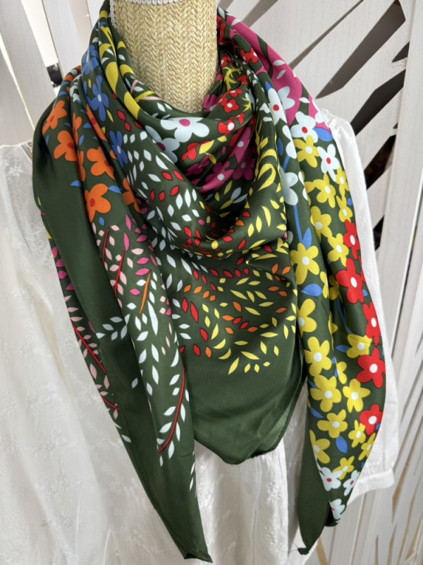 Foulard vert d’eau ou kaki carré 130*130 