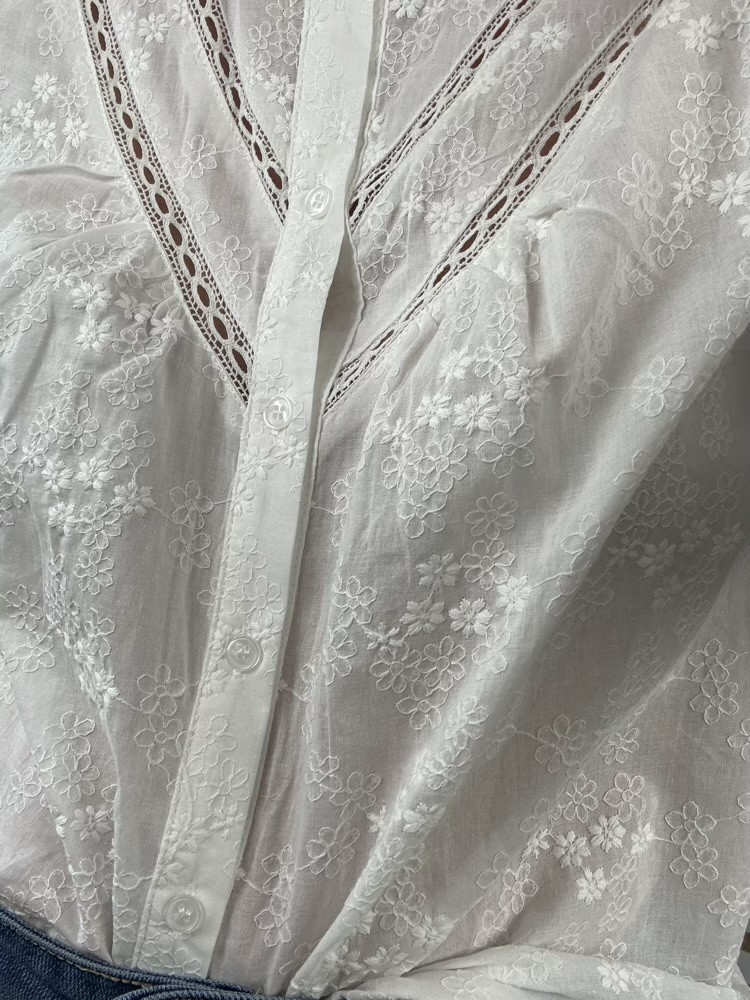 Chemise blanche brodée fleurie Mindy :) 