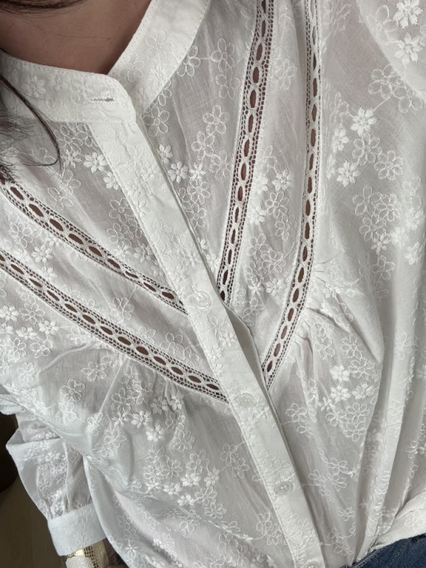 Chemise blanche brodée fleurie Mindy :) 