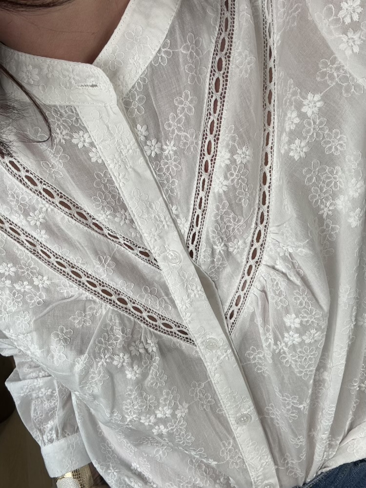 Chemise blanche brodée fleurie Mindy :) 