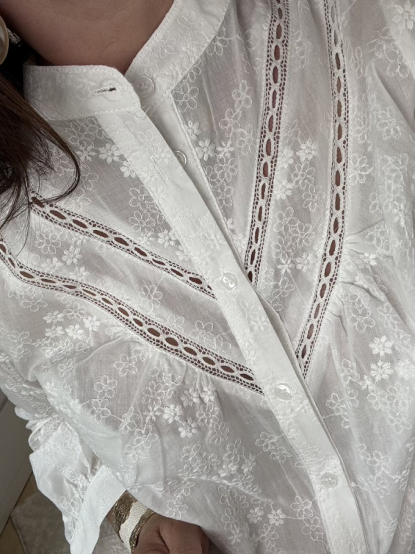 Chemise blanche brodée fleurie Mindy :) 