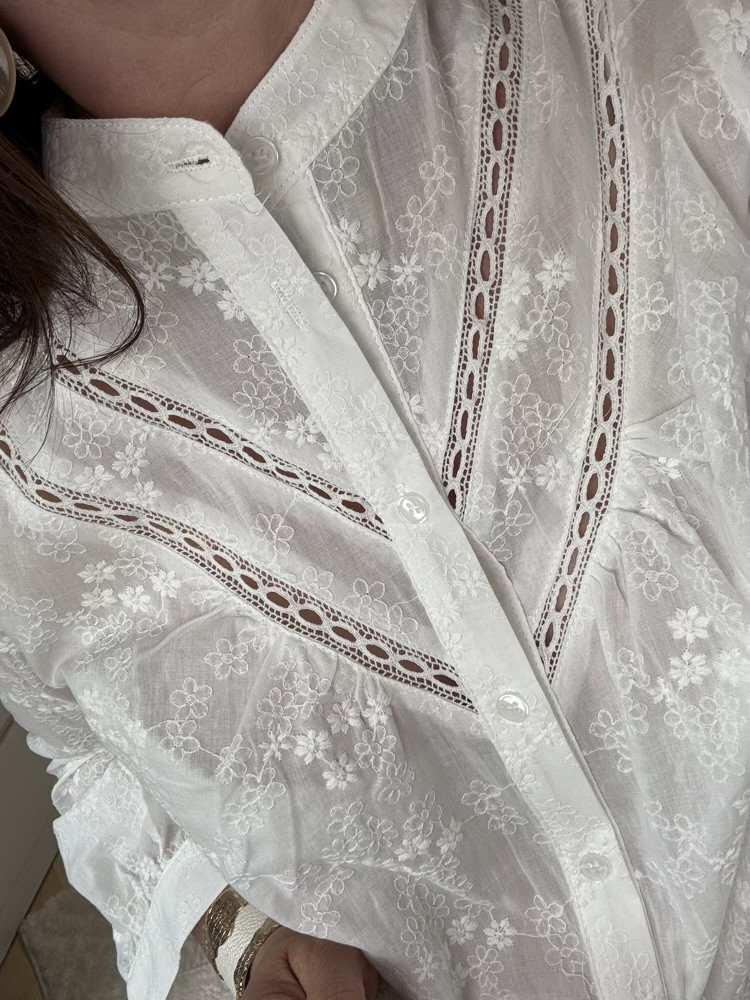 Chemise blanche brodée fleurie Mindy :) 