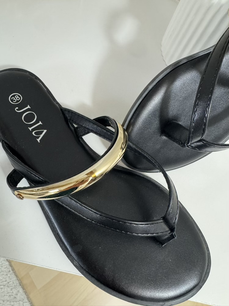 Tongs noires bijou doré 
