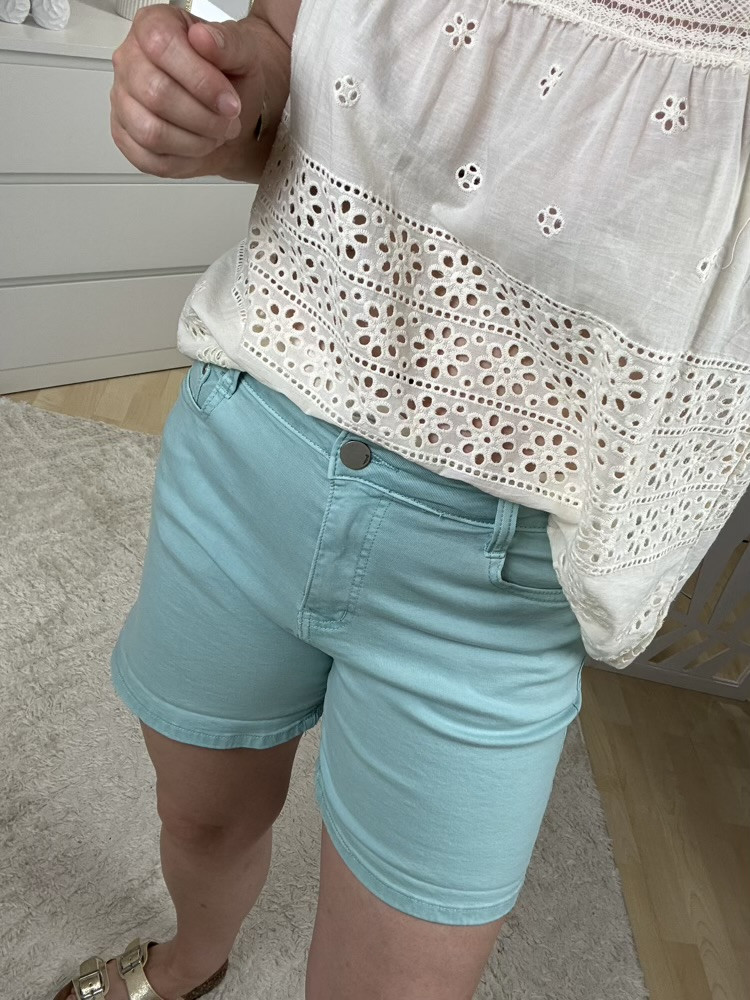 Short en jean rose poudré ou vert d’eau :) 