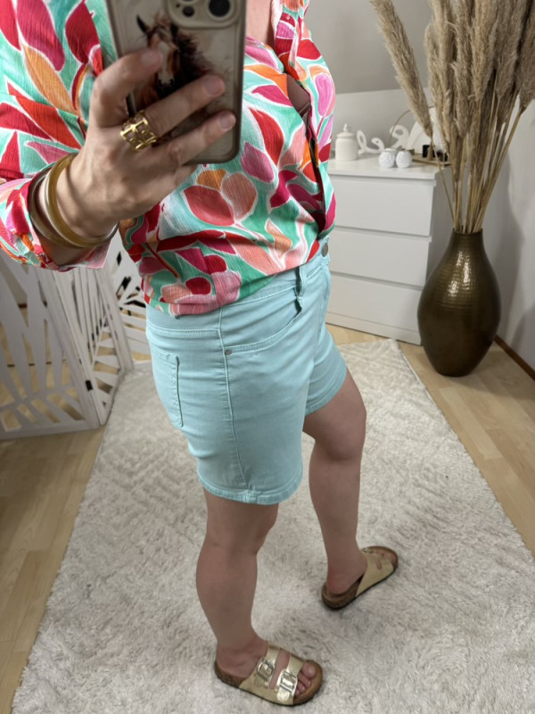 Short en jean rose poudré ou vert d’eau :) 