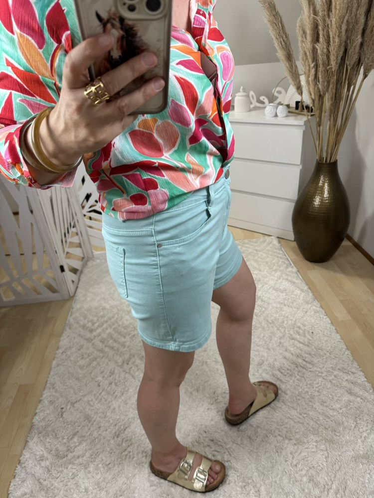 Short en jean rose poudré ou vert d’eau :) 
