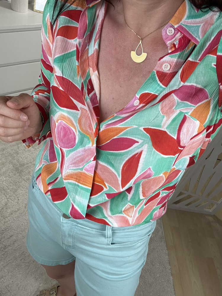 Short en jean rose poudré ou vert d’eau :) 