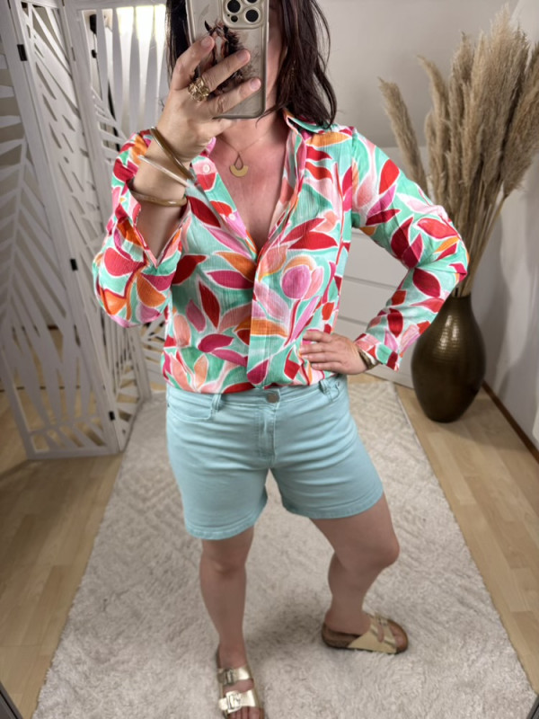 Short en jean rose poudré ou vert d’eau :) 