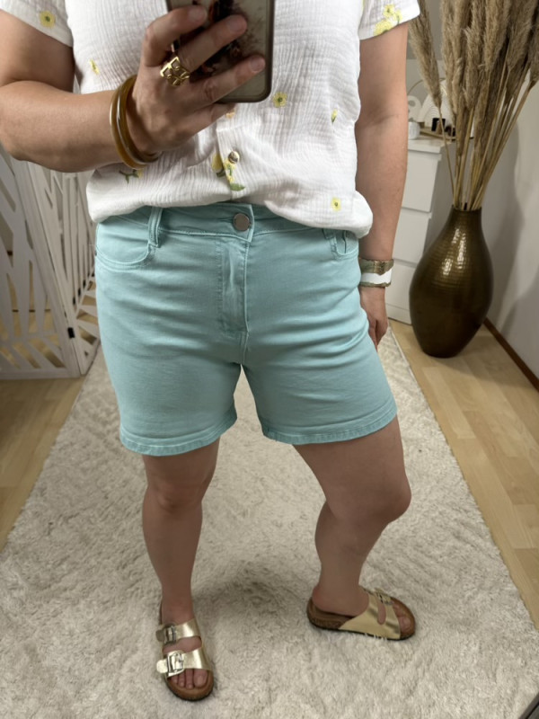 Short en jean rose poudré ou vert d’eau :) 
