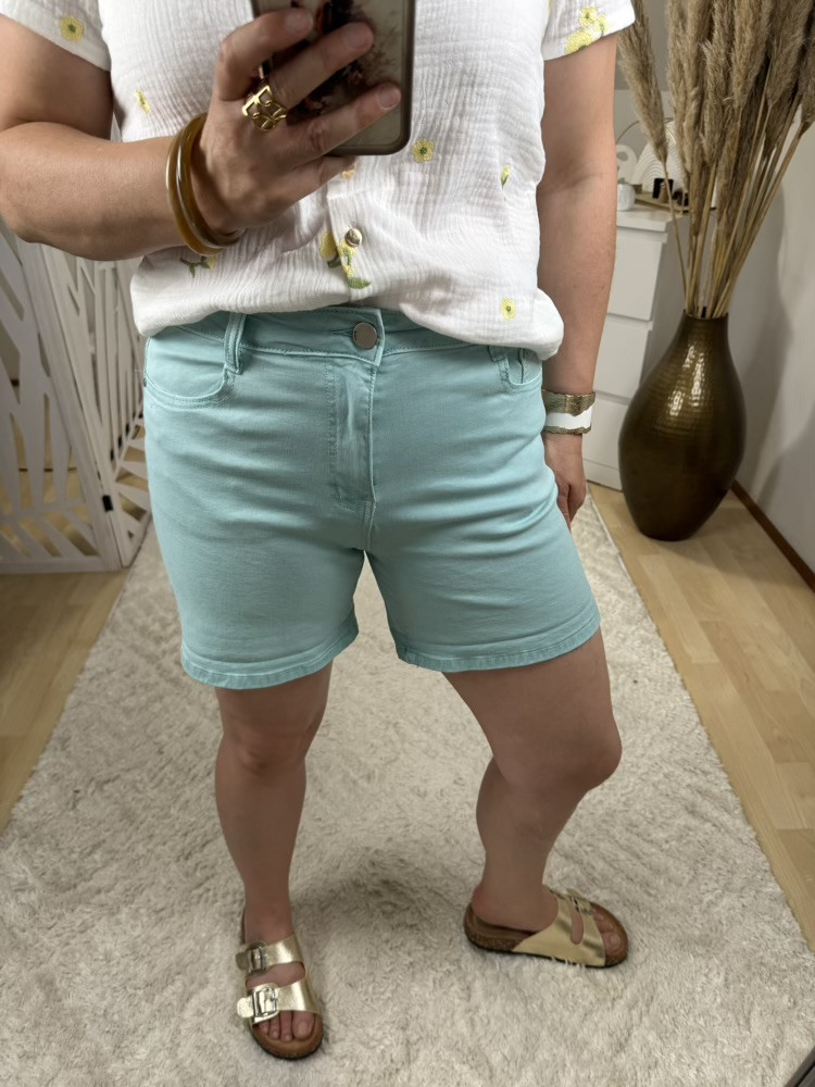 Short en jean rose poudré ou vert d’eau :) 