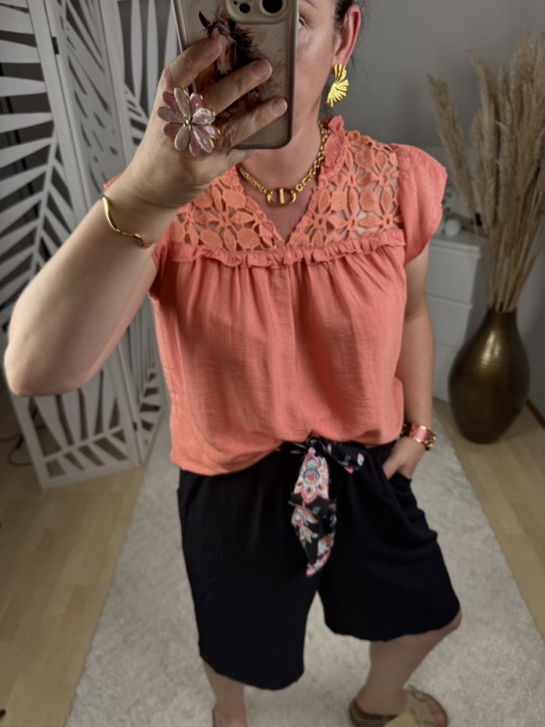 Blouse corail épaules ajourées :) 