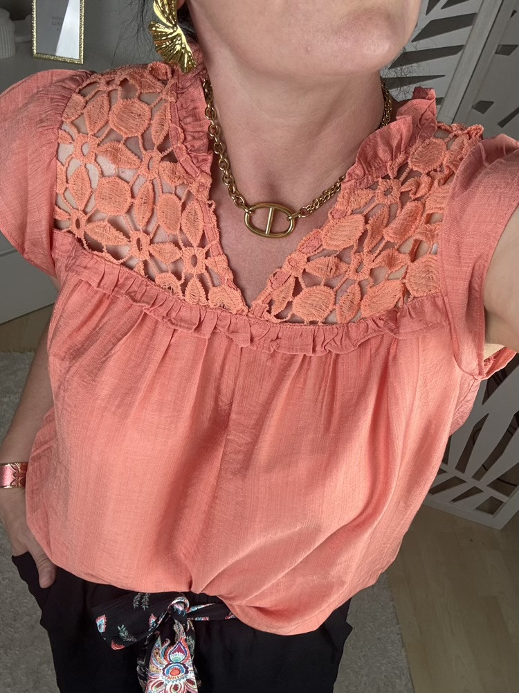 Blouse corail épaules ajourées :) 