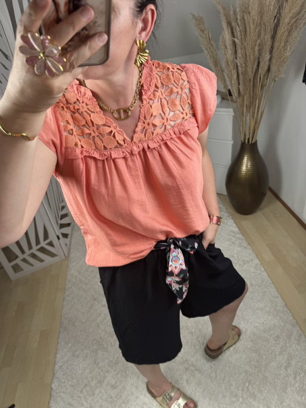 Blouse corail épaules ajourées :) 