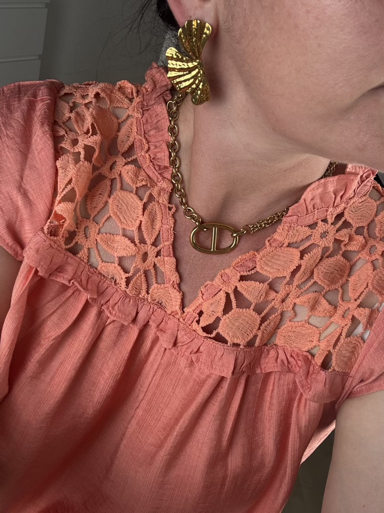 Blouse corail épaules ajourées :) 