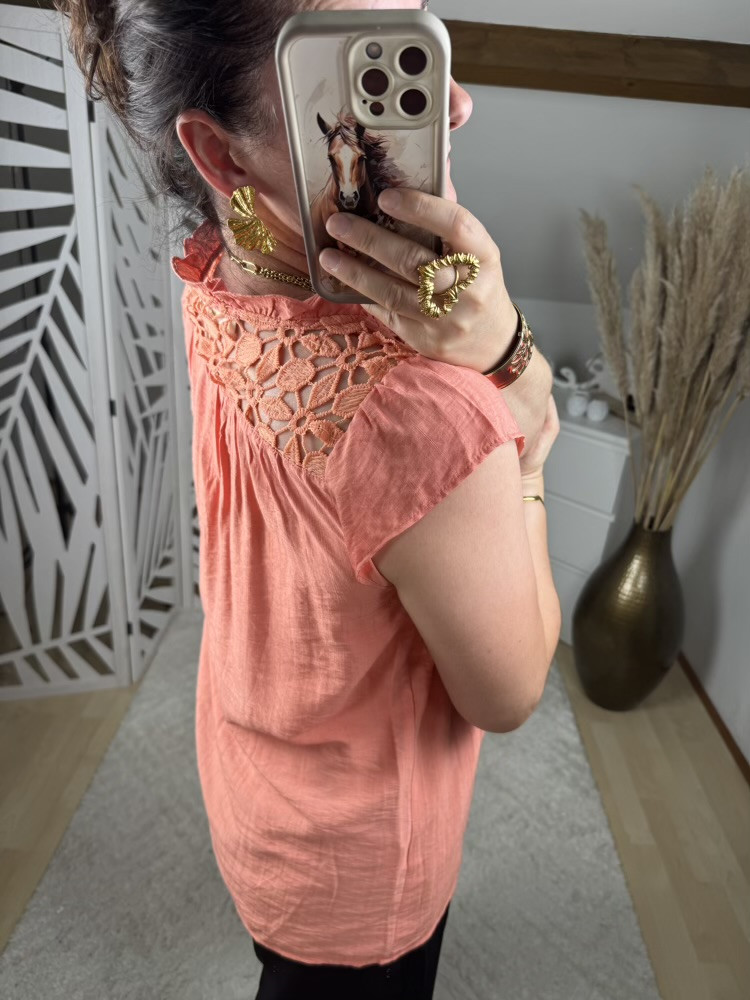 Blouse corail épaules ajourées :) 